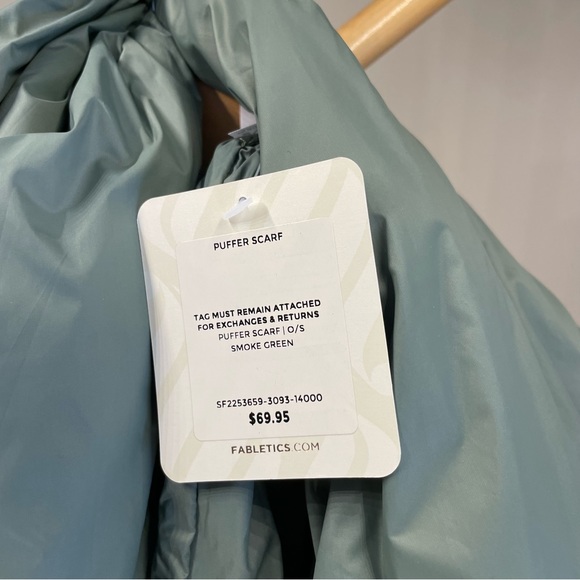 FABLETICS - Green Puffy Scarf 🧣NWT - Picture 5 of 10